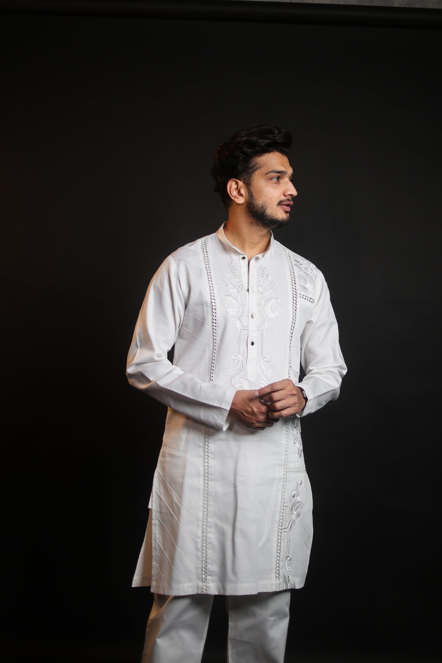 ELEGANT WHITE KURTA WITH DETAIL EMBROIDERY