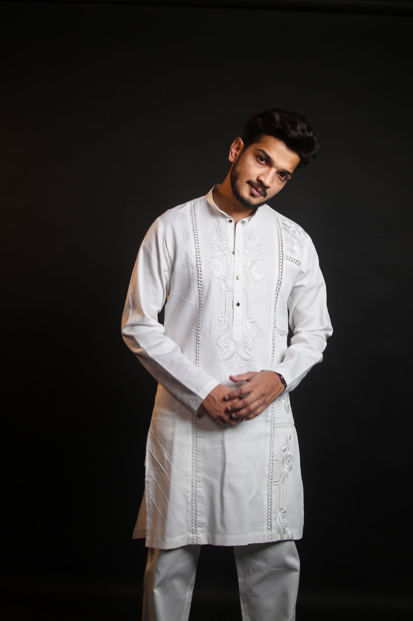 ELEGANT WHITE KURTA WITH DETAIL EMBROIDERY