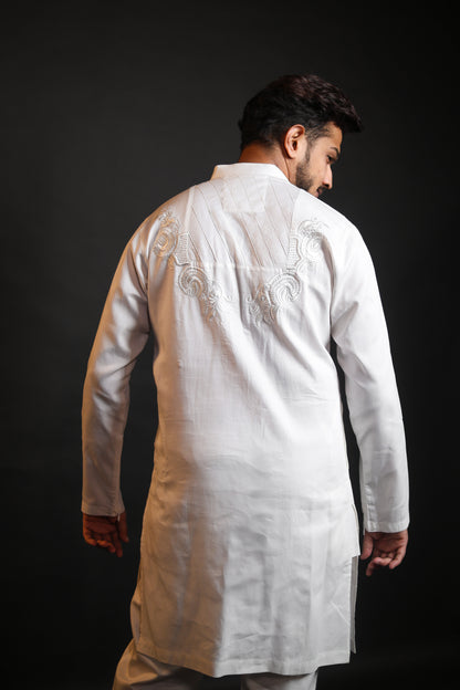 ELEGANT WHITE KURTA WITH DETAIL EMBROIDERY