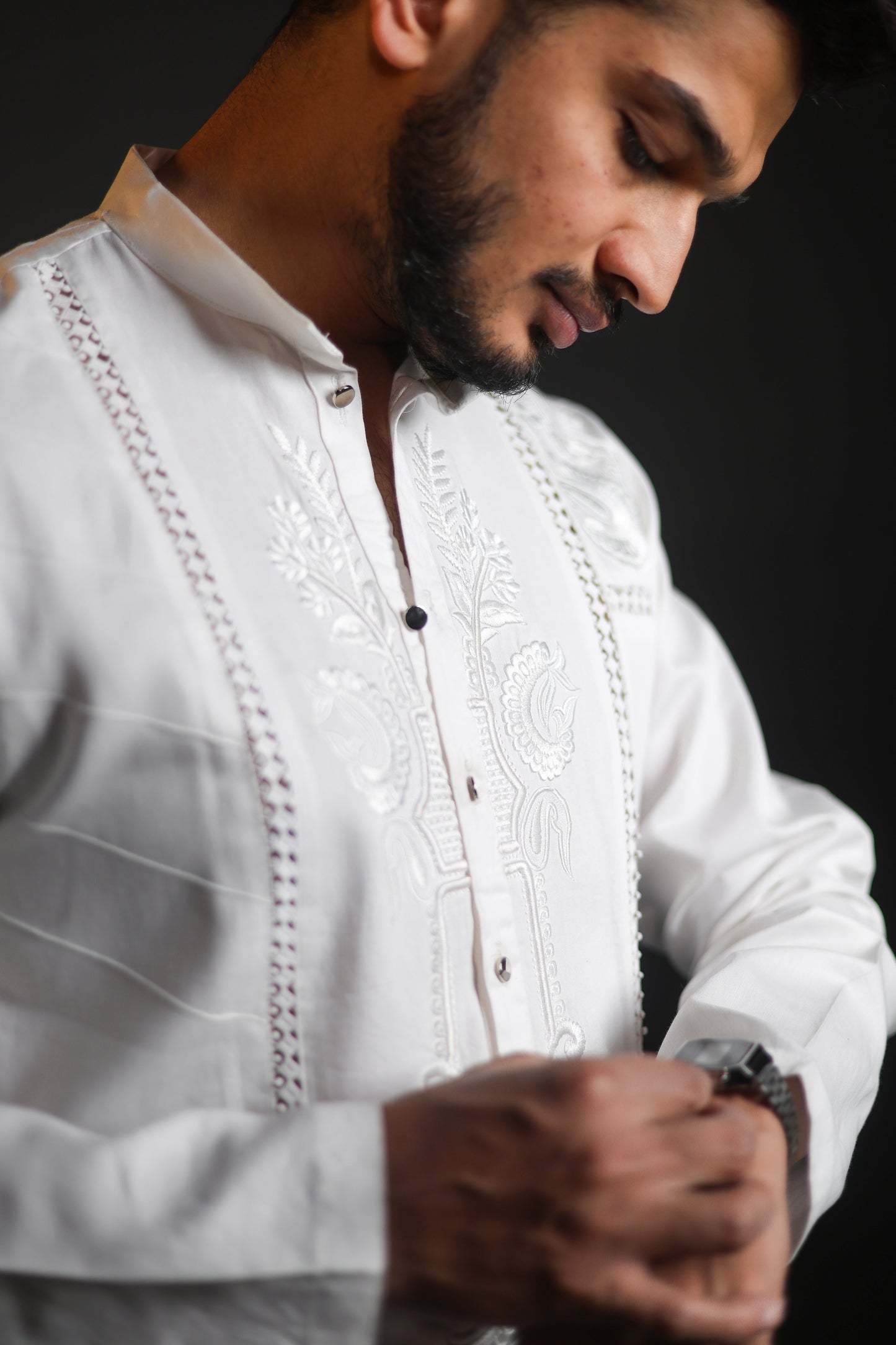 ELEGANT WHITE KURTA WITH DETAIL EMBROIDERY