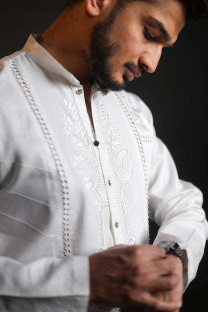 ELEGANT WHITE KURTA WITH DETAIL EMBROIDERY