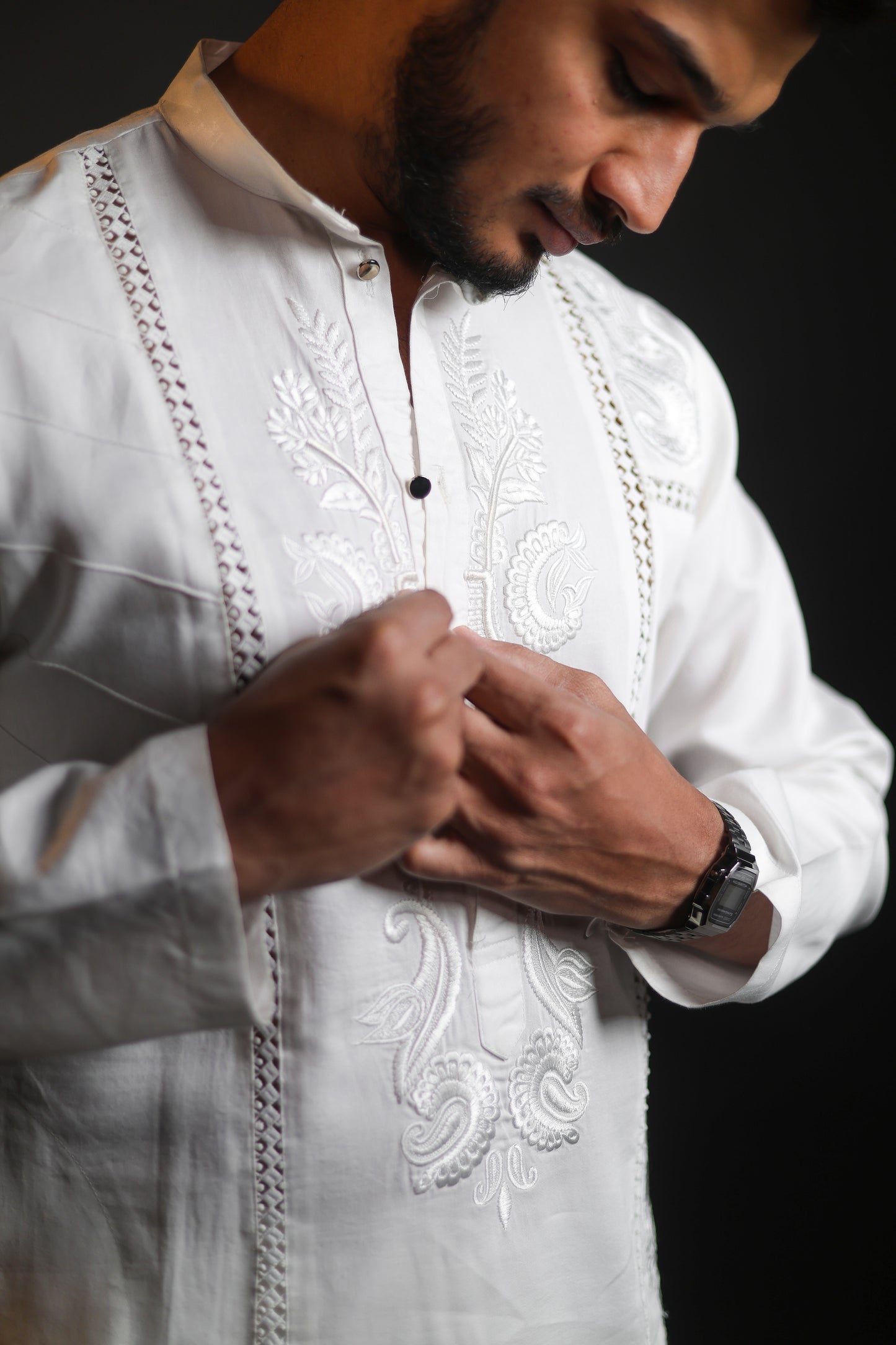 ELEGANT WHITE KURTA WITH DETAIL EMBROIDERY