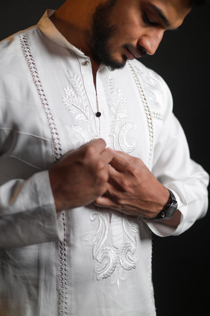 ELEGANT WHITE KURTA WITH DETAIL EMBROIDERY