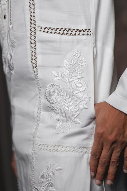 ELEGANT WHITE KURTA WITH DETAIL EMBROIDERY