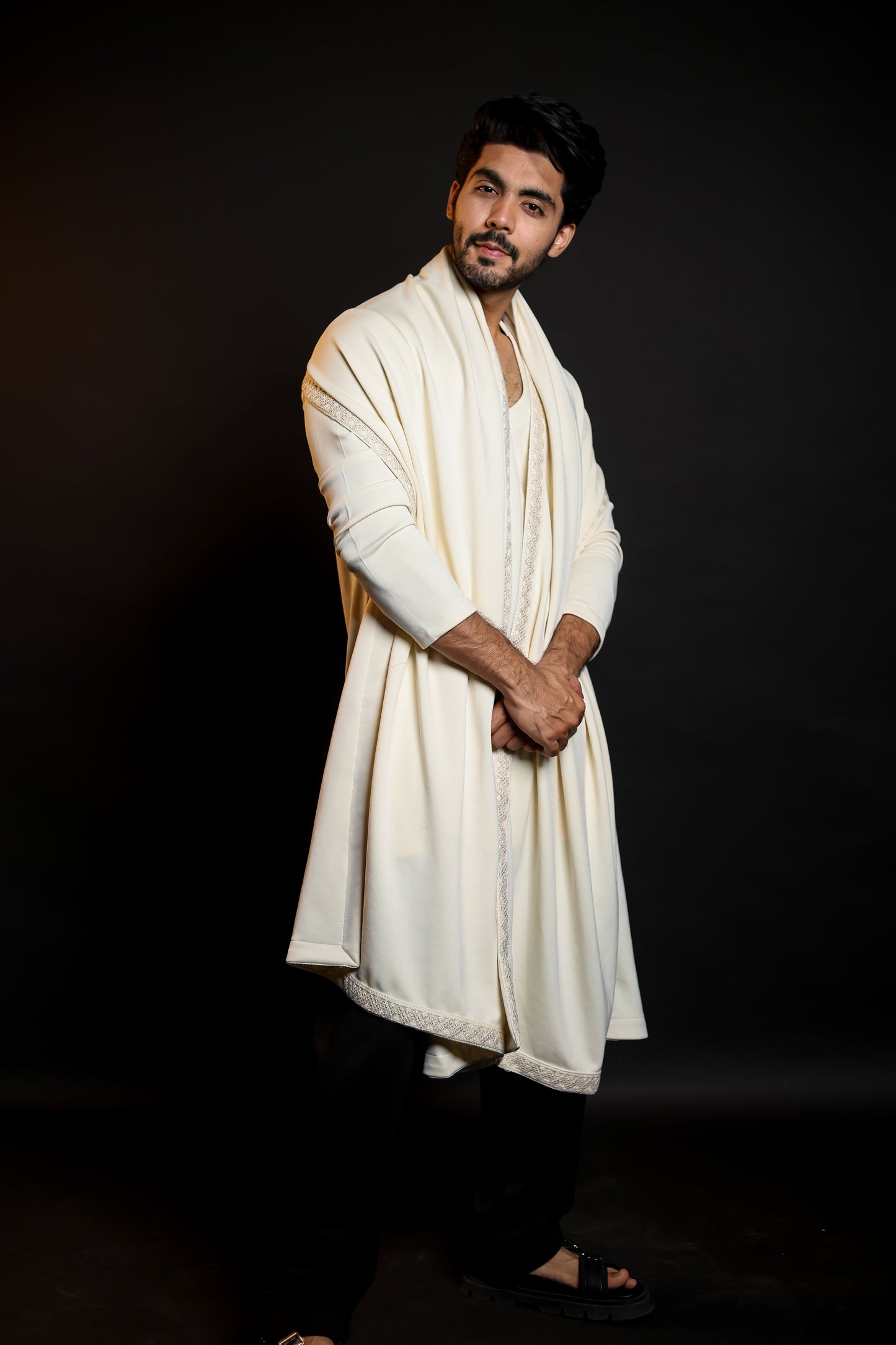 ELEGANT WHITE KURTA WITH DETAIL EMBROIDERY