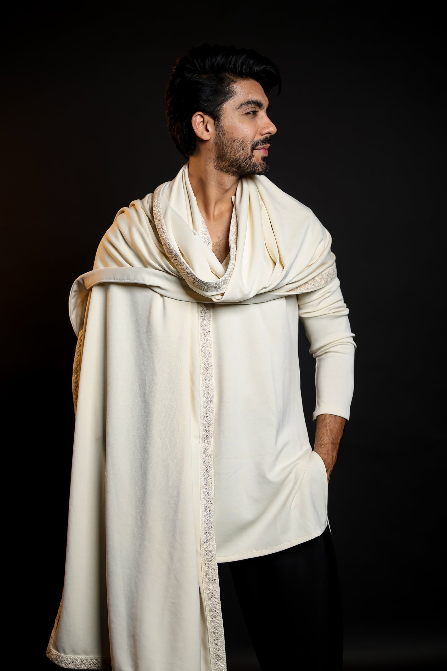 ELEGANT WHITE KURTA WITH DETAIL EMBROIDERY